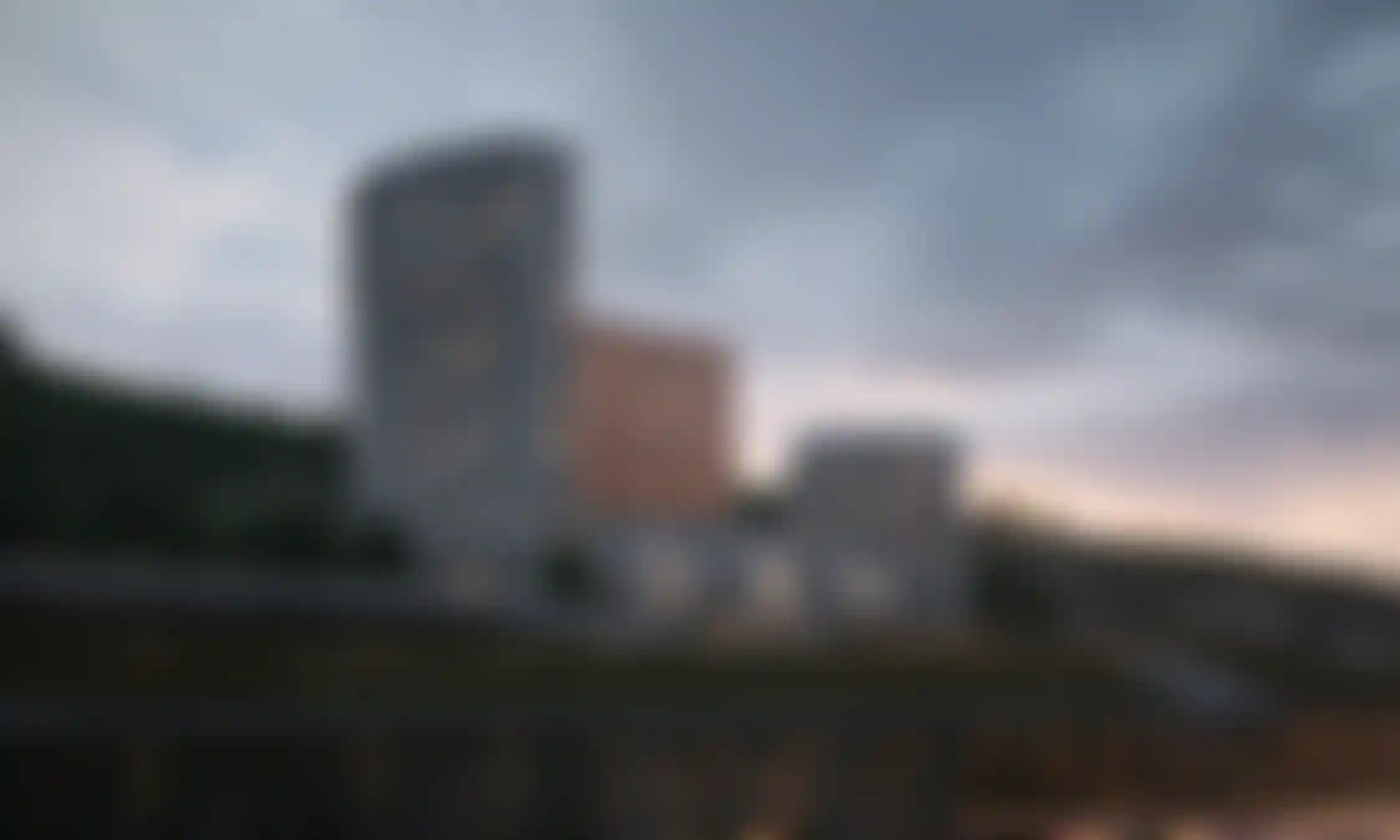 Плавный переход от дома к реке: набережная как часть жилого пространства